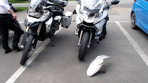 取り外したフロントフェンダー